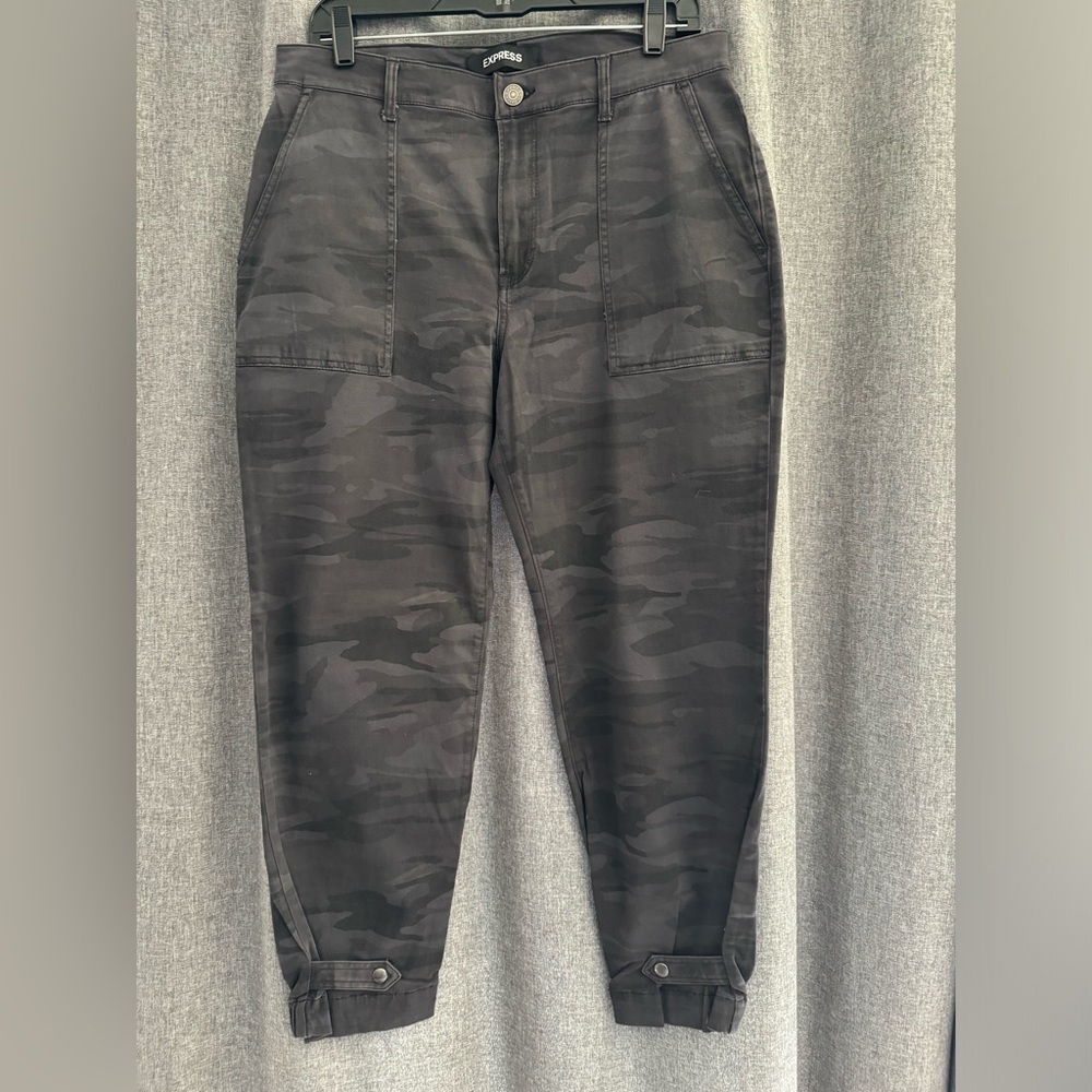 NWOT Black camo Express jeans🍁🍁🍁